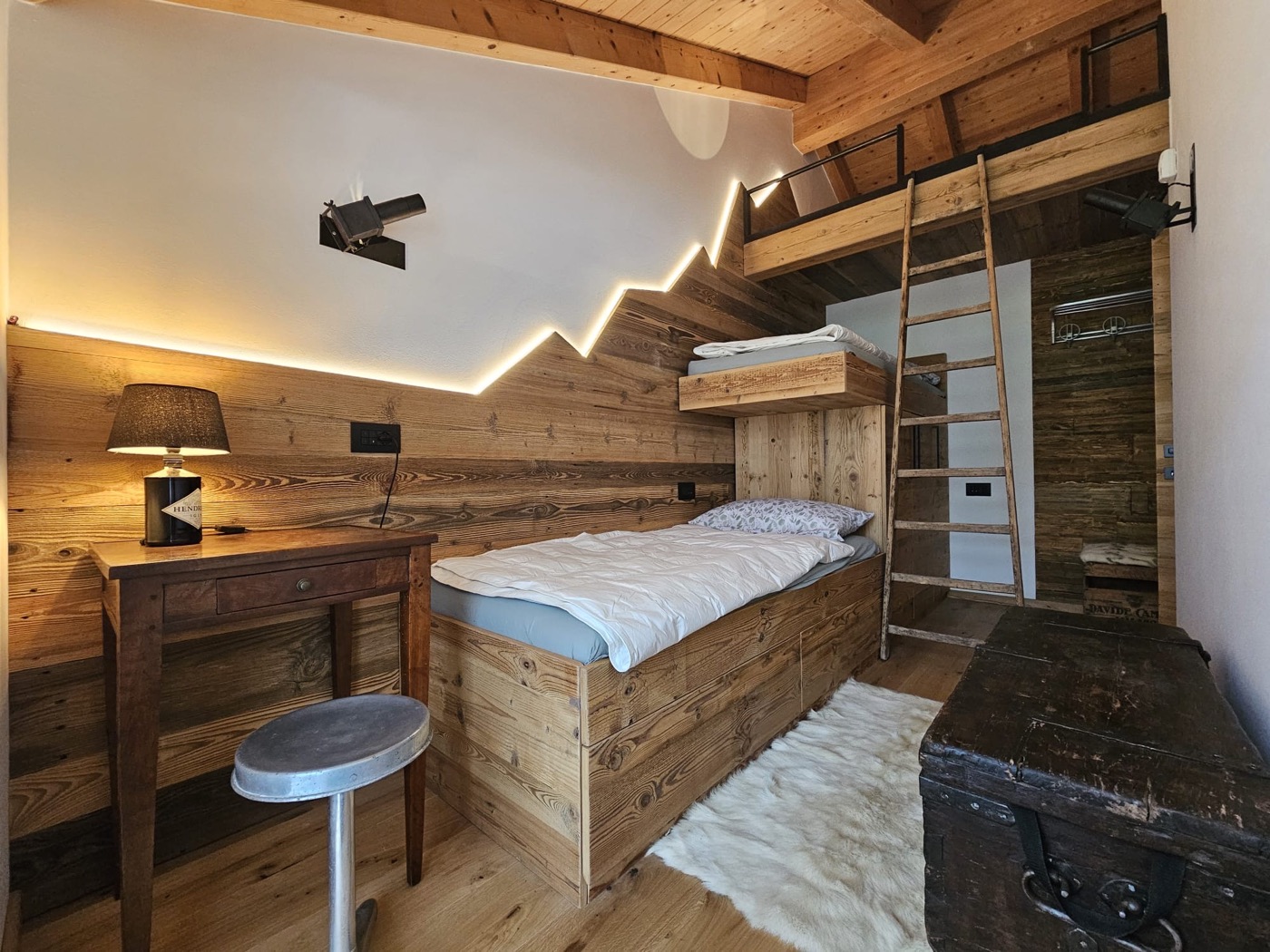 Camera da letto con soppalco raggiungibile da scala a pioli
