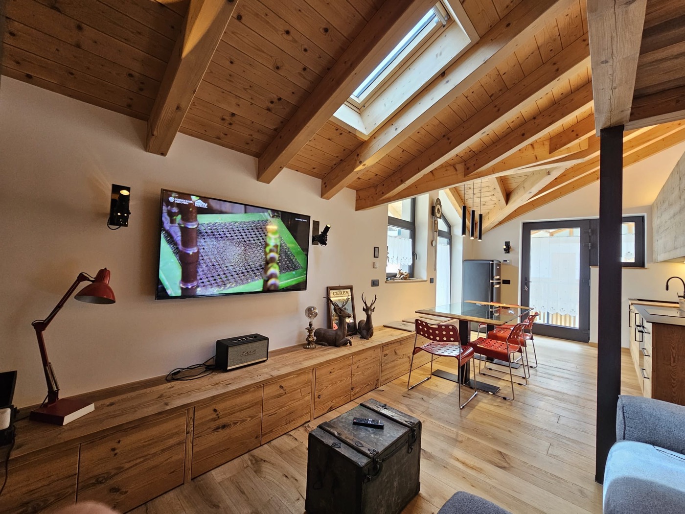 Cucina componibile in legno chiaro